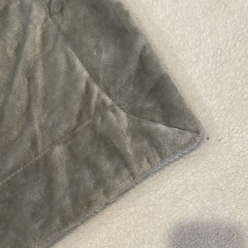 Reversible Green/Gray/white throw - Picture 4 of 4